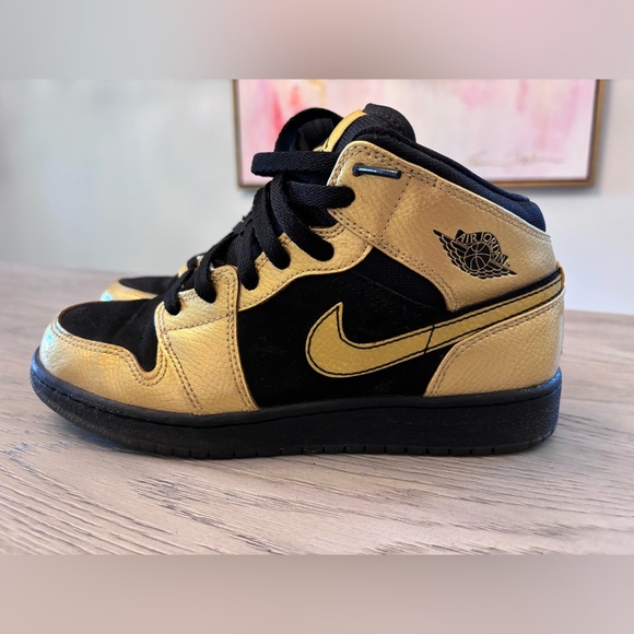 Youth Air Jordan 1 Mid in Metallic Gold & Black Size Youth 6 - Picture 8 of 9